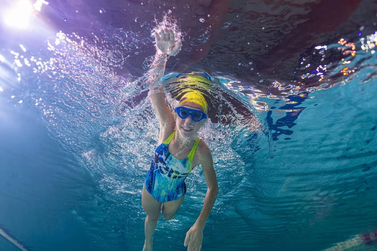 ARENA Unisex Youth The One Junior Swim Mask Goggles for Boys and Girls Ages 6 to 12 Large Fit Polycarbonate Lens