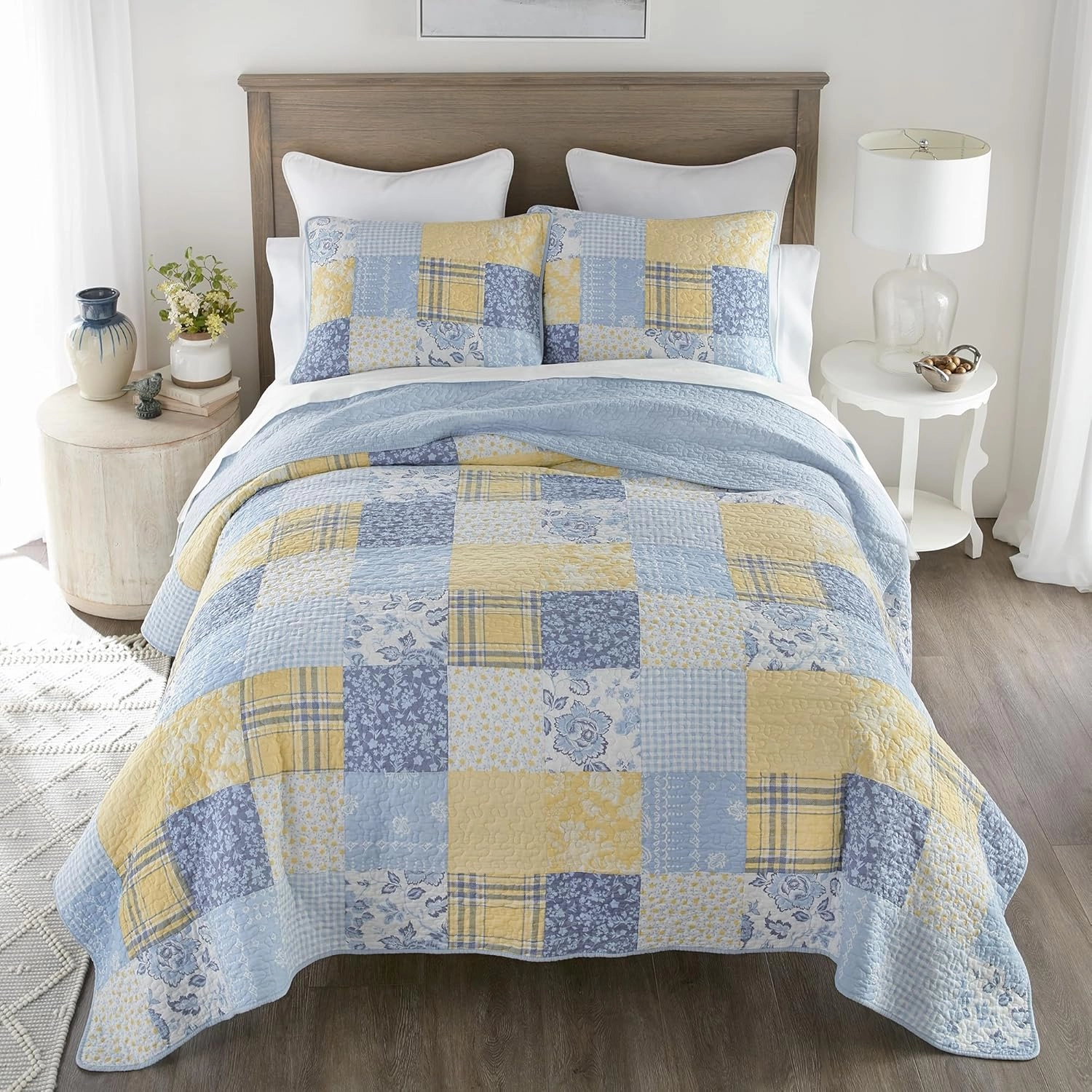 Donna Sharp Spring Flowers Summer Cotton Pieced Quilted Bedding Set - 3-Piece Queen Size Quilt Set - Includes 1 Quilt and 2 Pillow Shams - Machine Washable - Traditional Floral Design