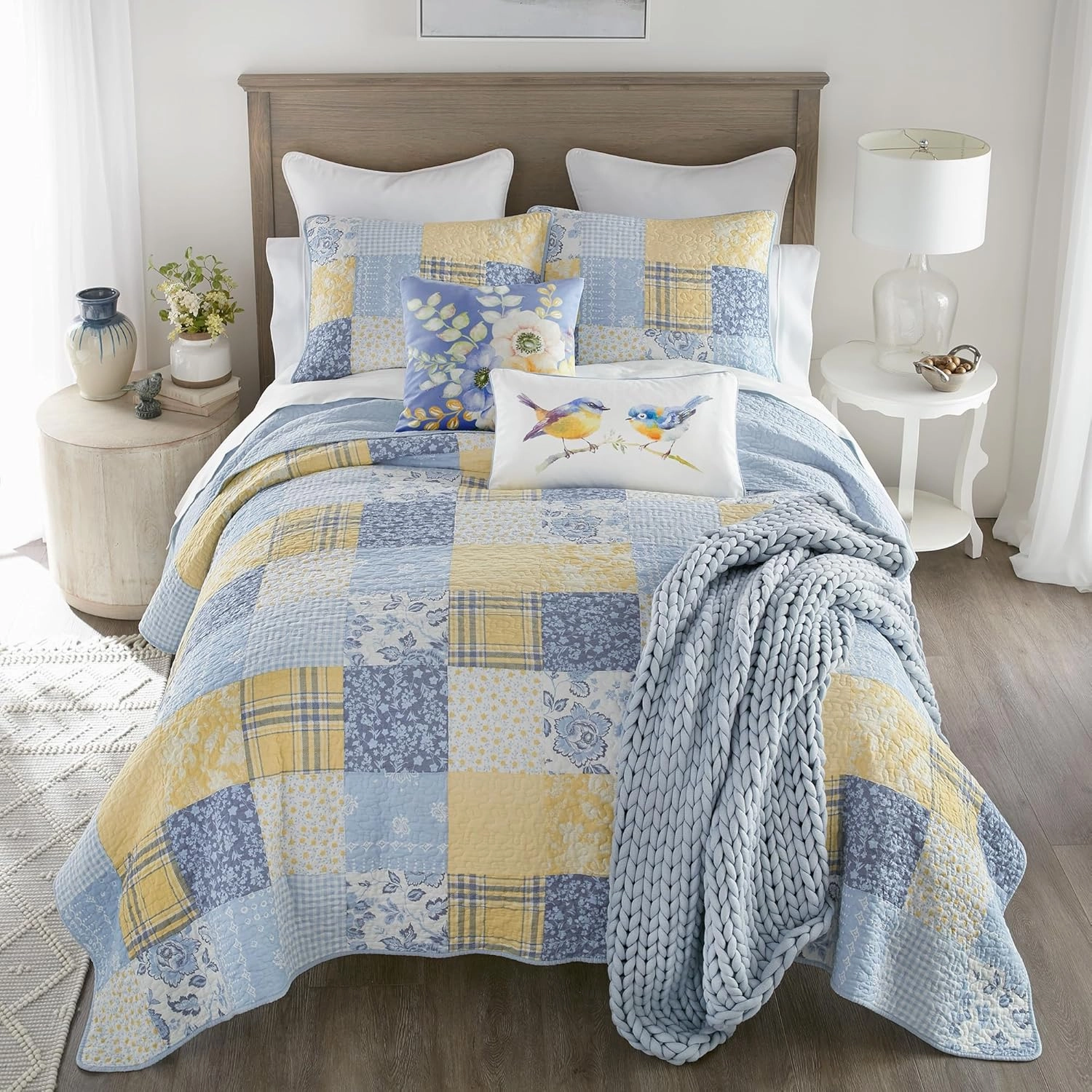 Donna Sharp Spring Flowers Summer Cotton Pieced Quilted Bedding Set - 3-Piece Queen Size Quilt Set - Includes 1 Quilt and 2 Pillow Shams - Machine Washable - Traditional Floral Design