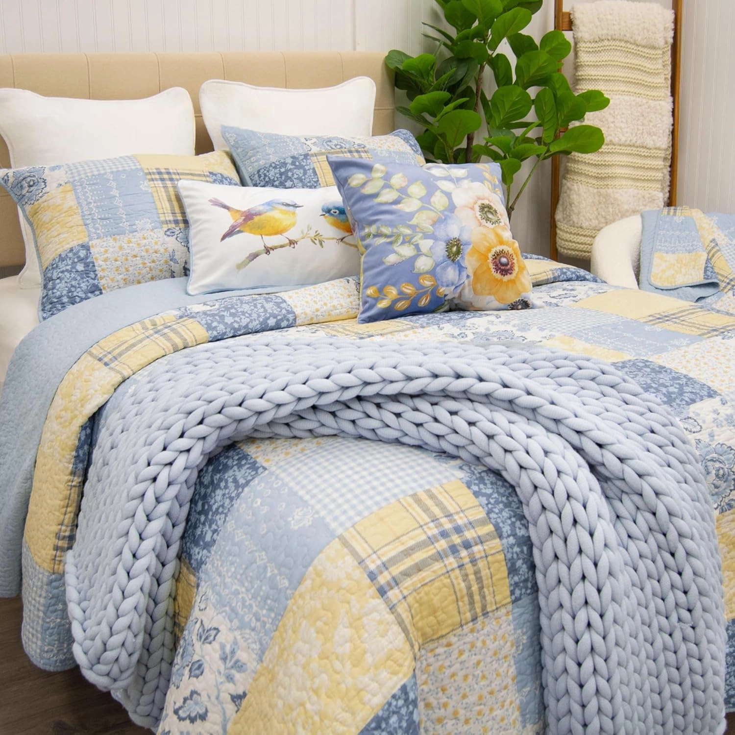 Donna Sharp Spring Flowers Summer Cotton Pieced Quilted Bedding Set - 3-Piece Queen Size Quilt Set - Includes 1 Quilt and 2 Pillow Shams - Machine Washable - Traditional Floral Design