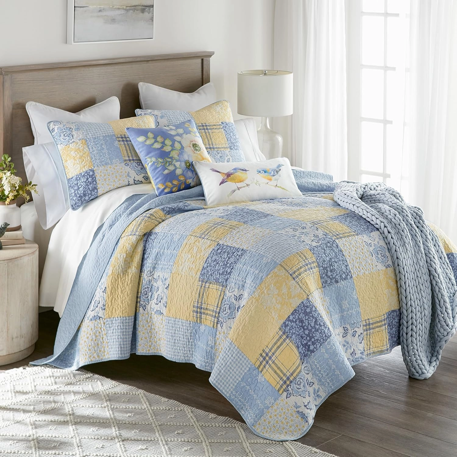 Donna Sharp Spring Flowers Summer Cotton Pieced Quilted Bedding Set - 3-Piece Queen Size Quilt Set - Includes 1 Quilt and 2 Pillow Shams - Machine Washable - Traditional Floral Design
