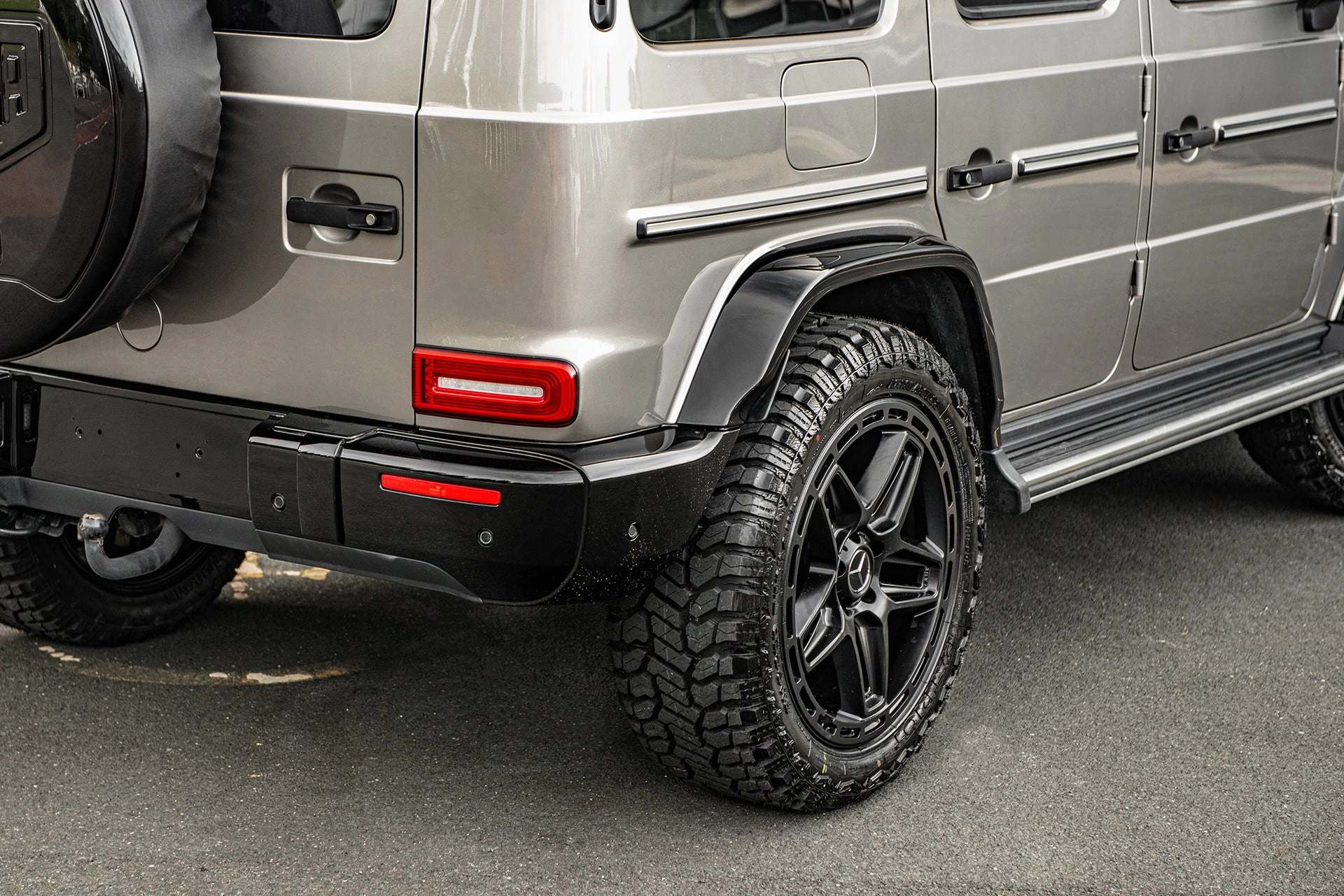 Mercedes-Benz G-wagon - Silver Exterior