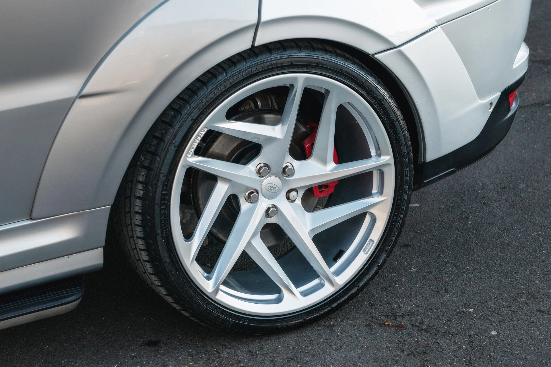 Range Rover Sport SVR Pace car - Silver Exterior