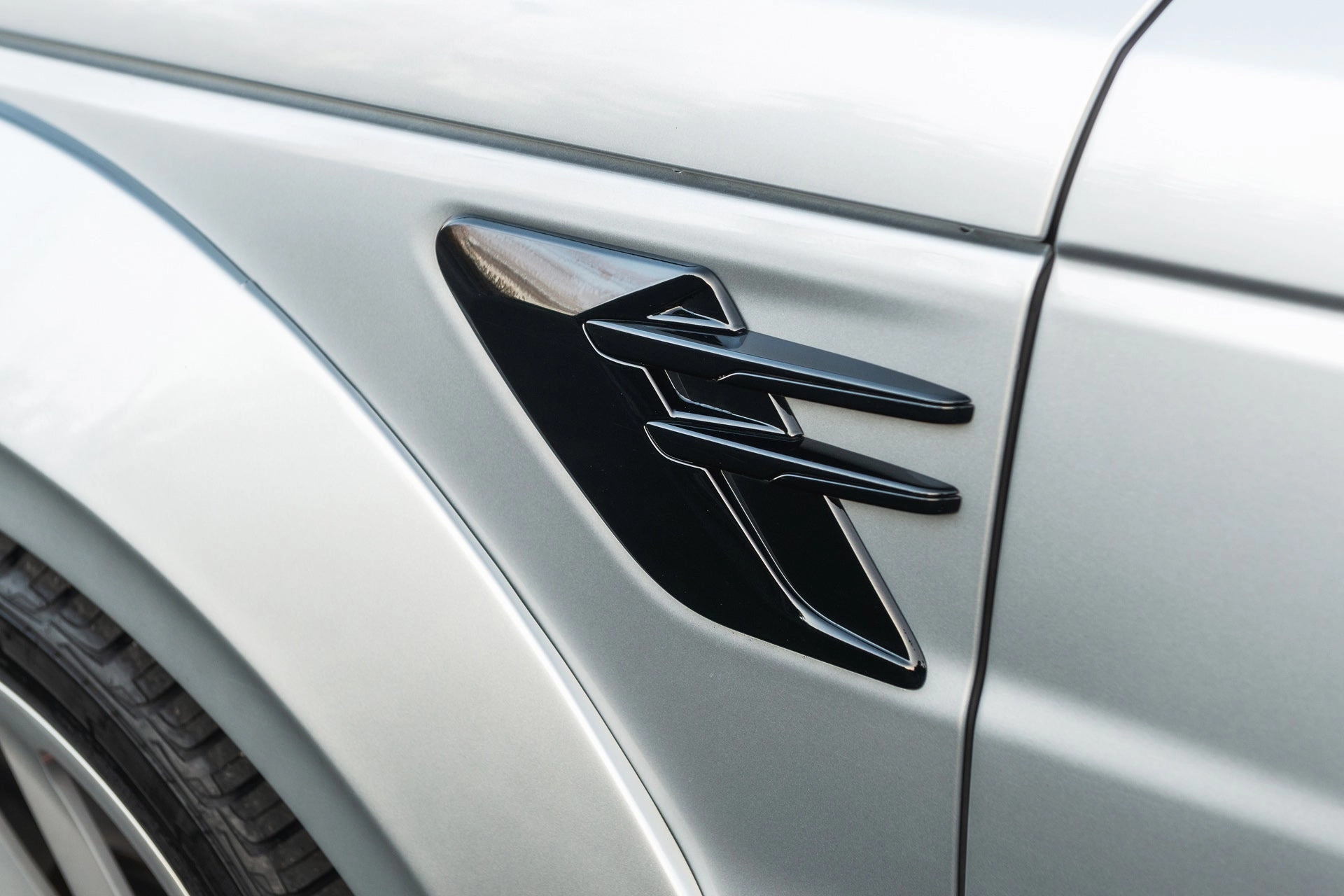 Range Rover Sport SVR Pace car - Silver Exterior