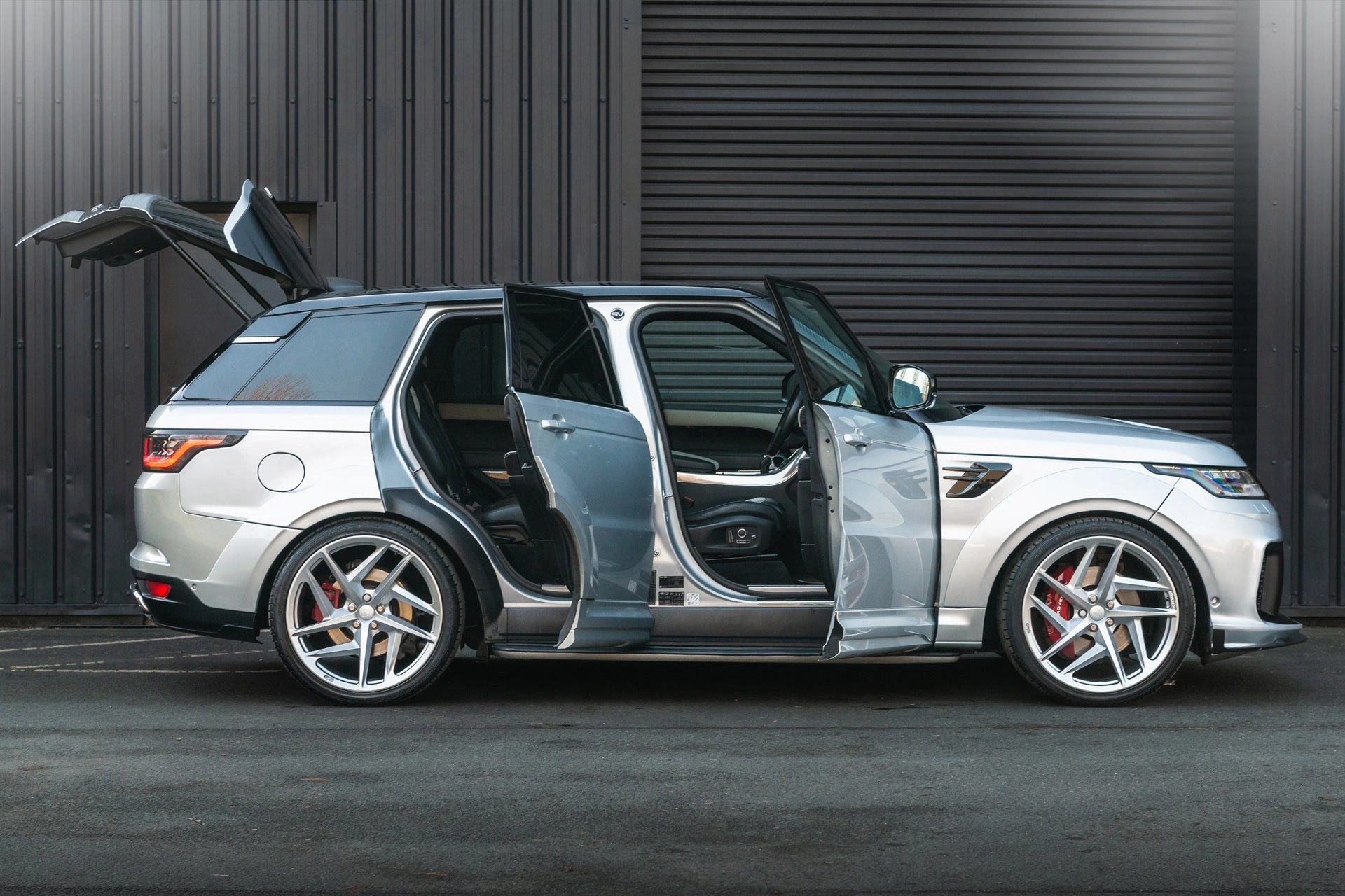 Range Rover Sport SVR Pace car - Silver Exterior