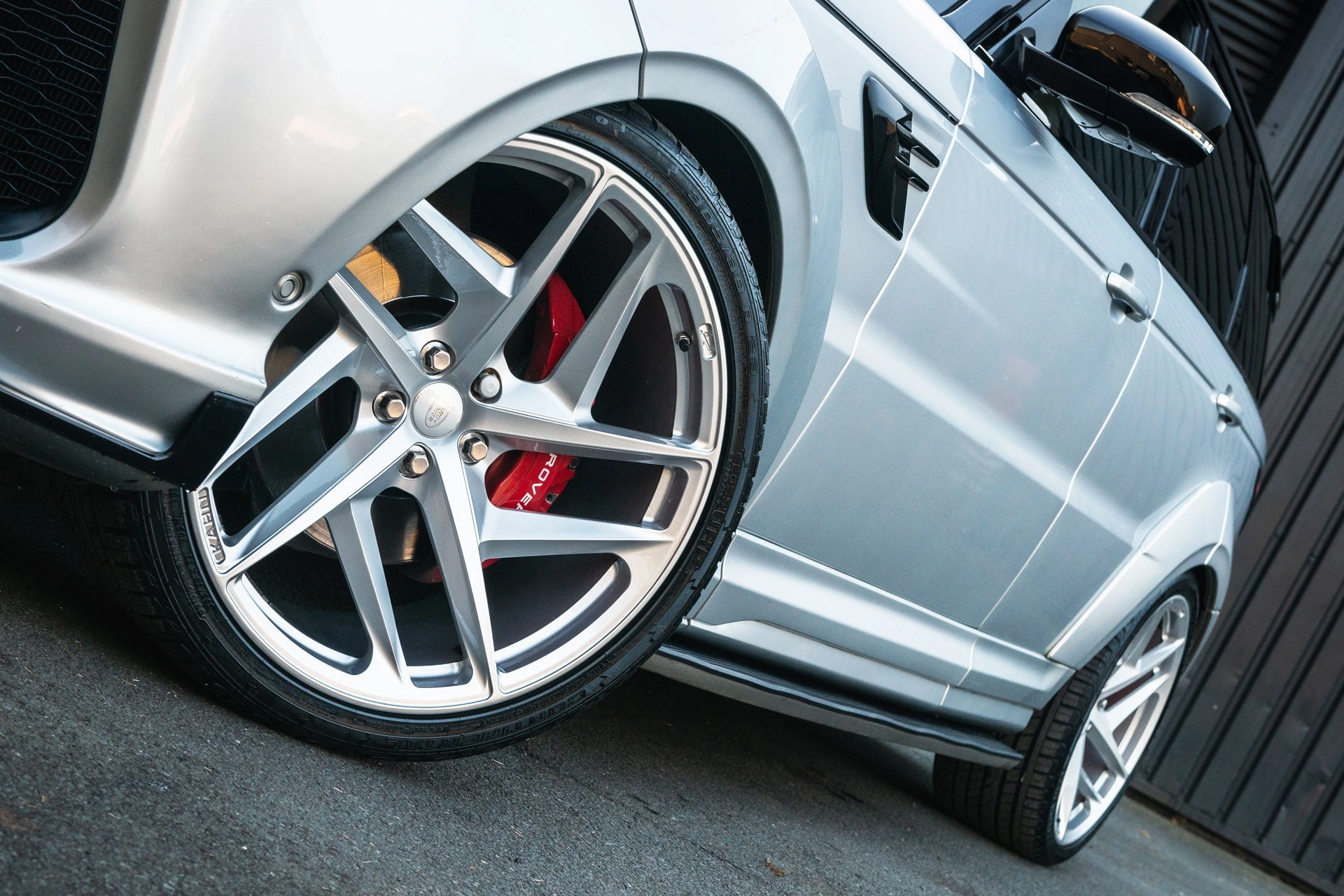 Range Rover Sport SVR Pace car - Silver Exterior
