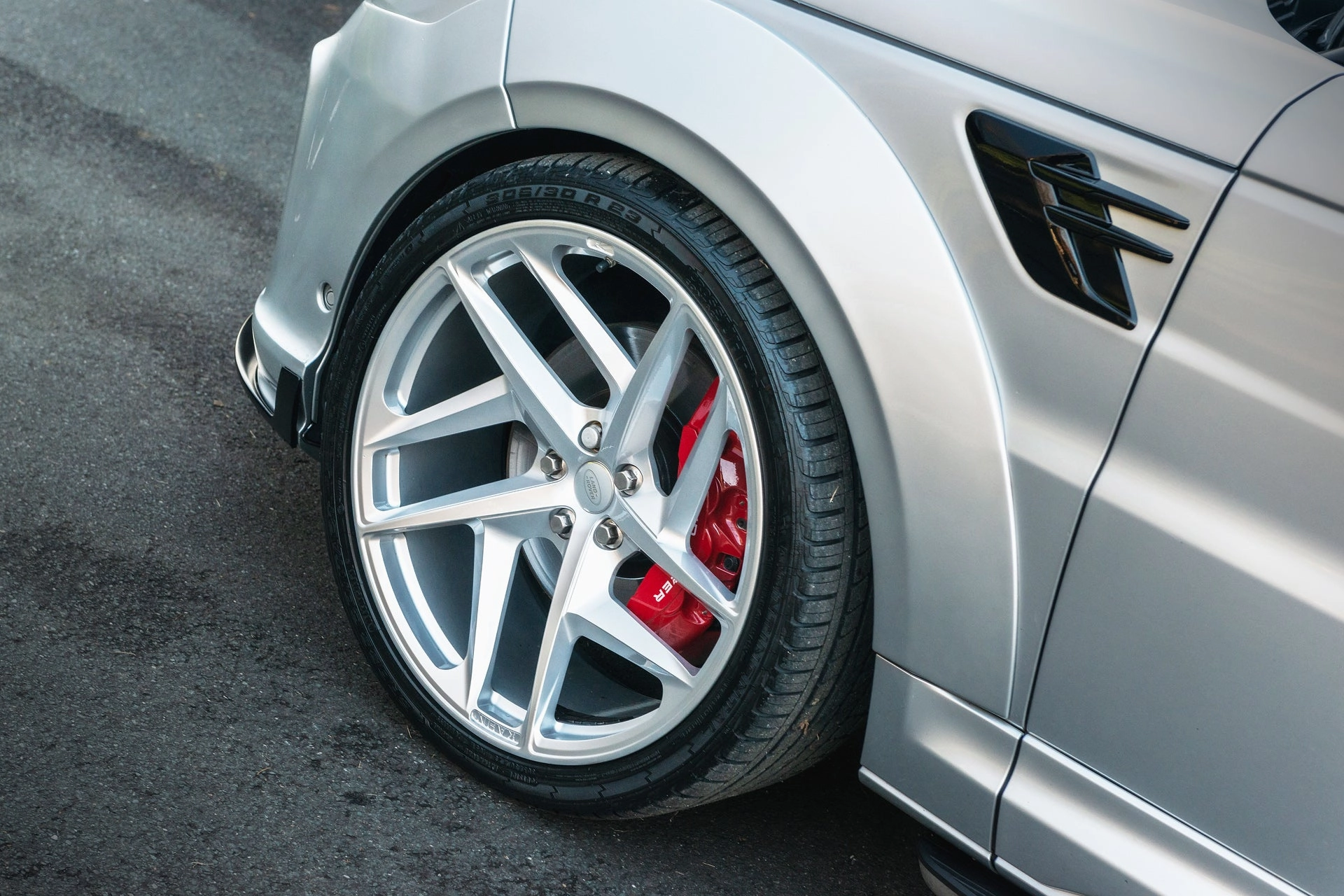 Range Rover Sport SVR Pace car - Silver Exterior