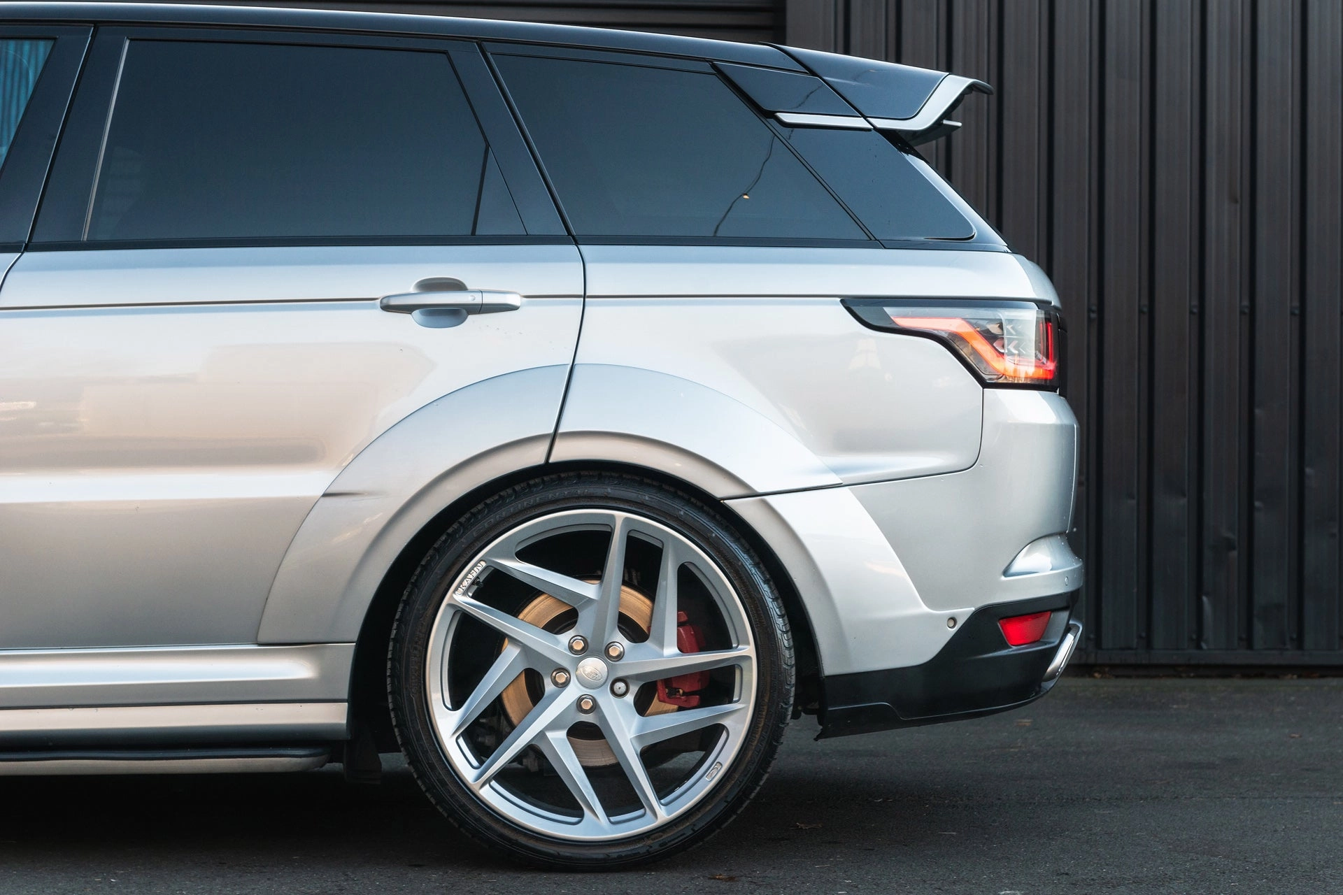 Range Rover Sport SVR Pace car - Silver Exterior