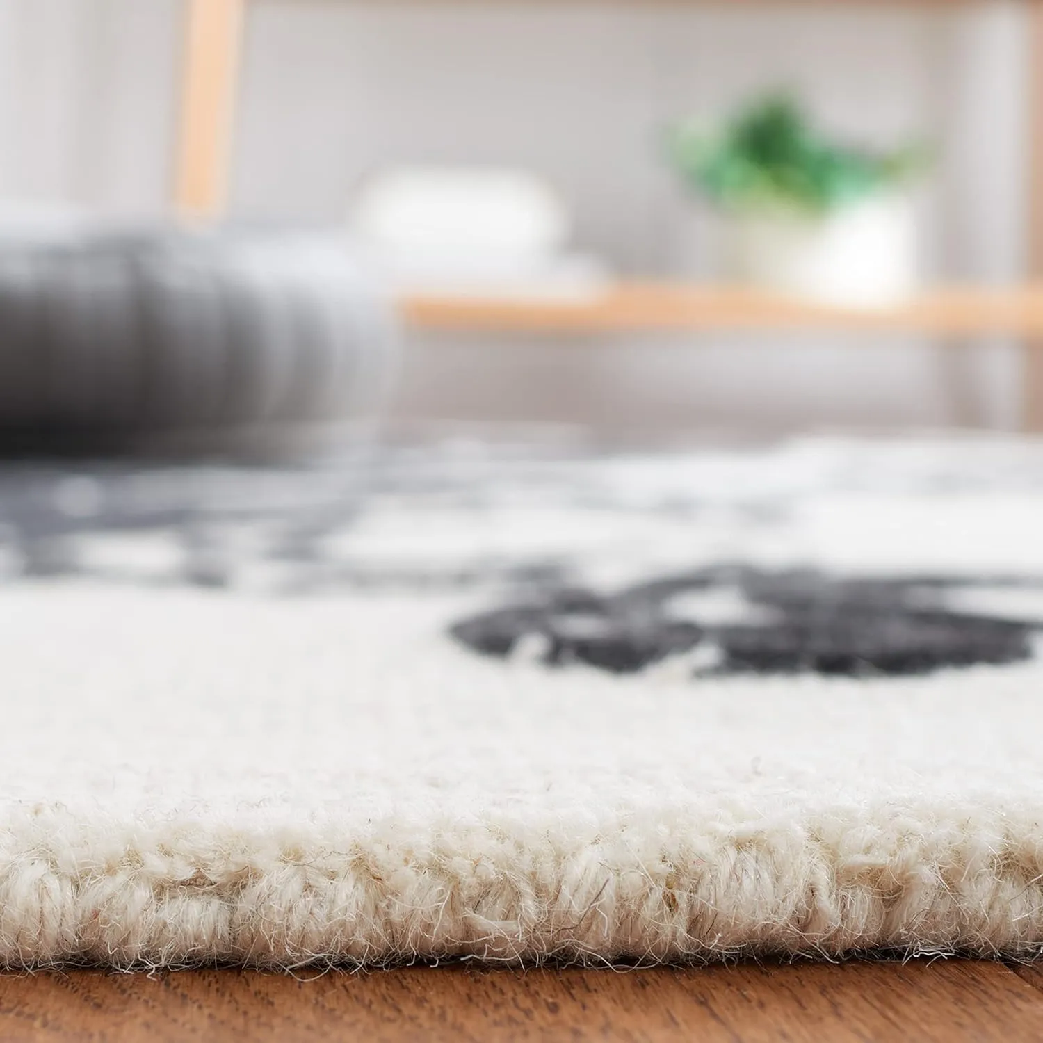 SAFAVIEH Jardin Collection Area Rug - 5' x 8', Ivory & Black, Handmade Wool, Ideal for High Traffic Areas in Living Room, Bedroom (JAR732Z)