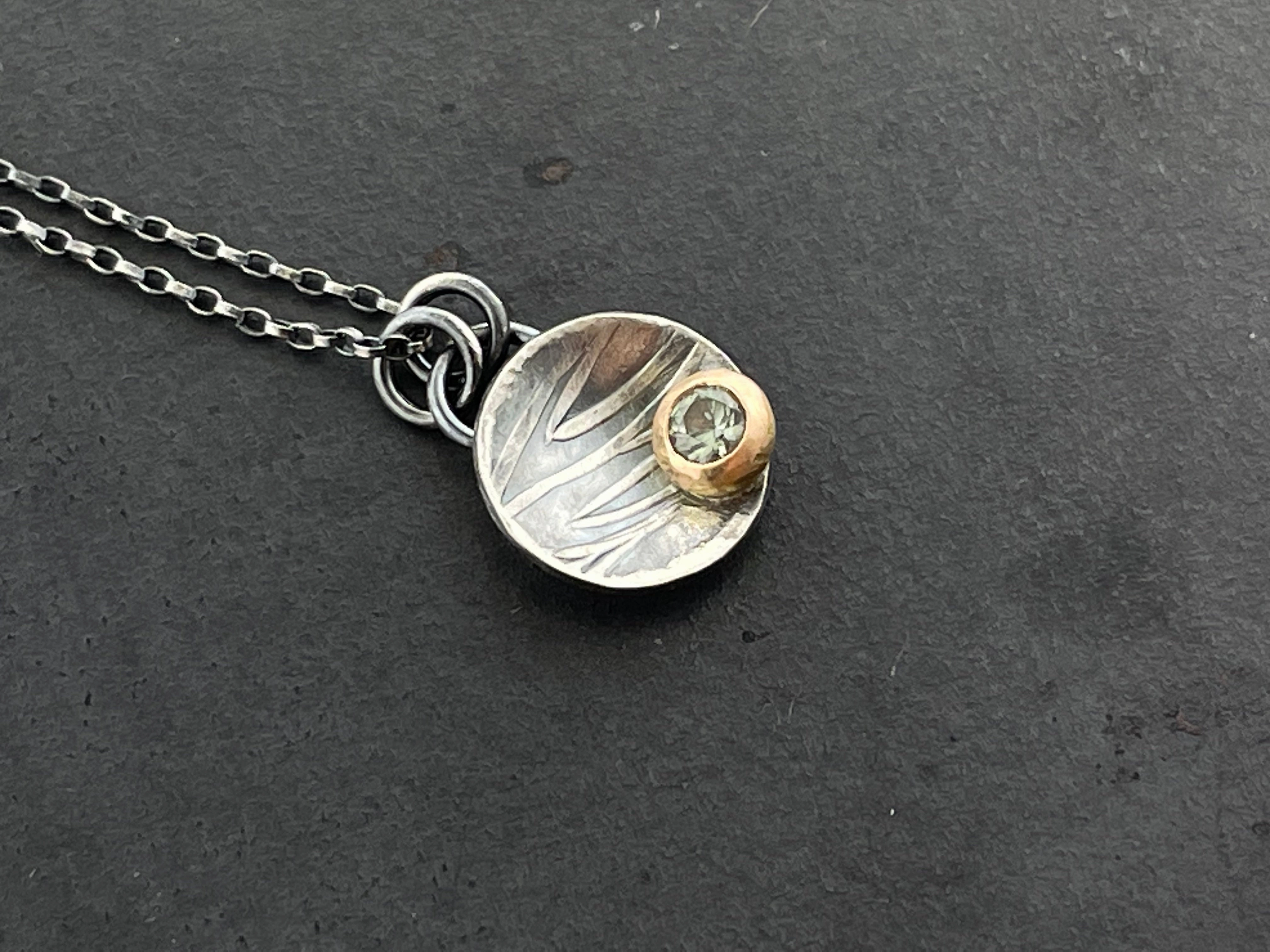 Sweet Nest necklace with green sapphire