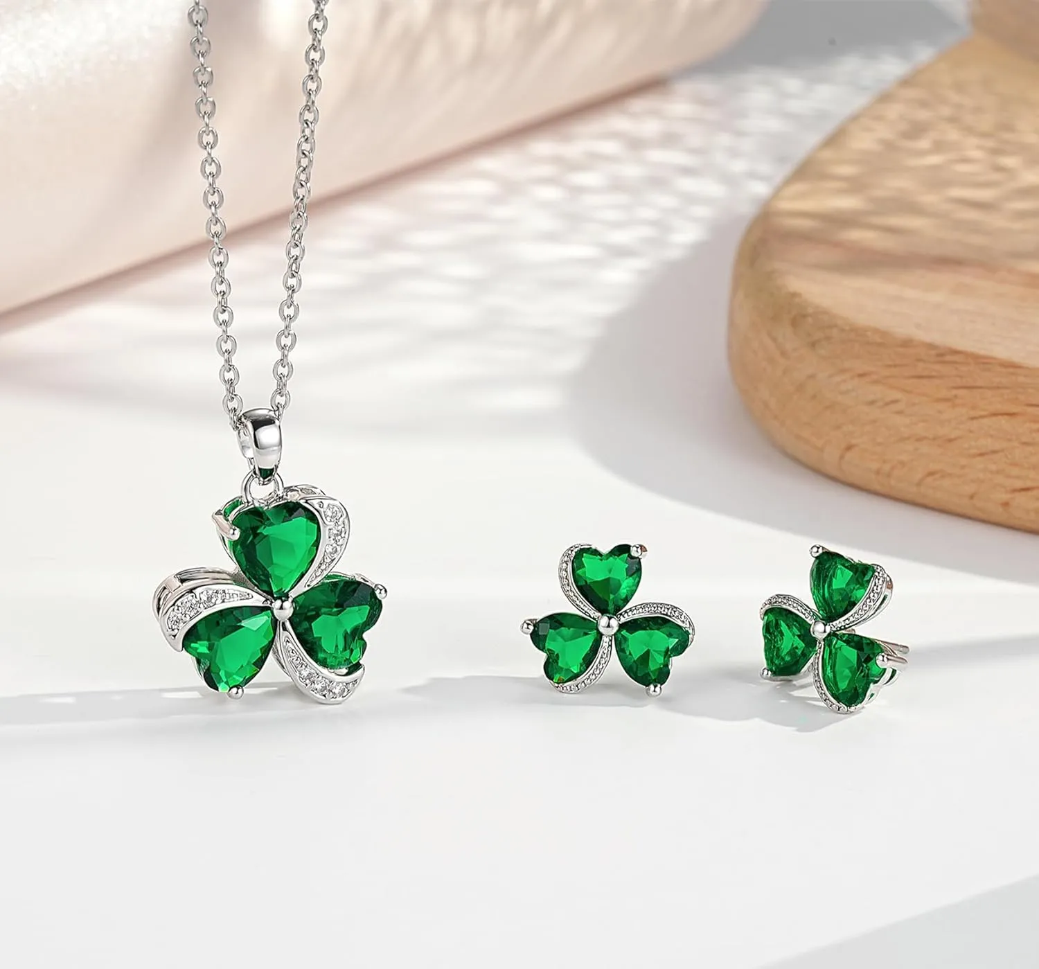 VONSSY Elegant Clover Pendant Necklace | Emerald Green Gemstone Irish Shamrock Pendant | Platinum Gold Plated Chain | Meaningful Jewelry Gift for Women Mother Girlfriend